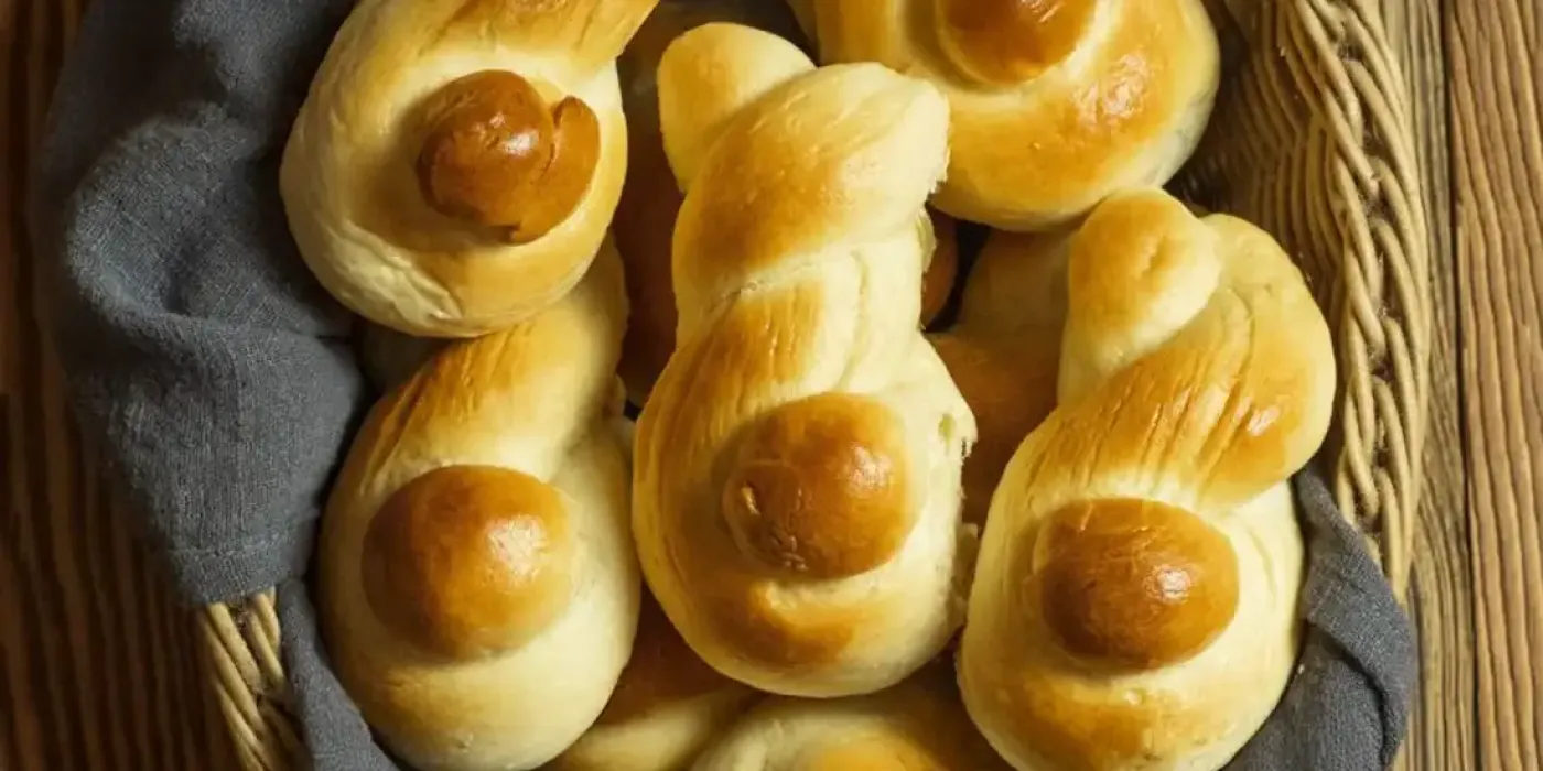 Goldbraun gebackene Hefehäschen in einem Korb mit Stofftuch