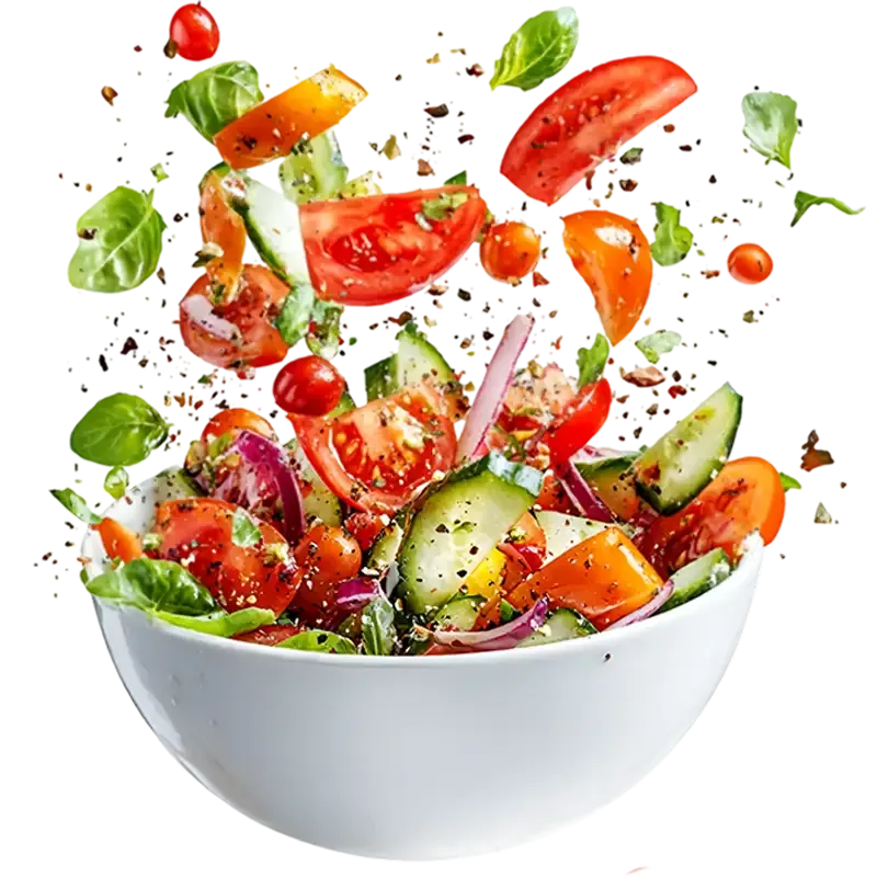 Frischer Salat vom Schneebergerhof mit Tomaten, Gurken, Zwiebelringen und Basilikum in weißer Schüssel