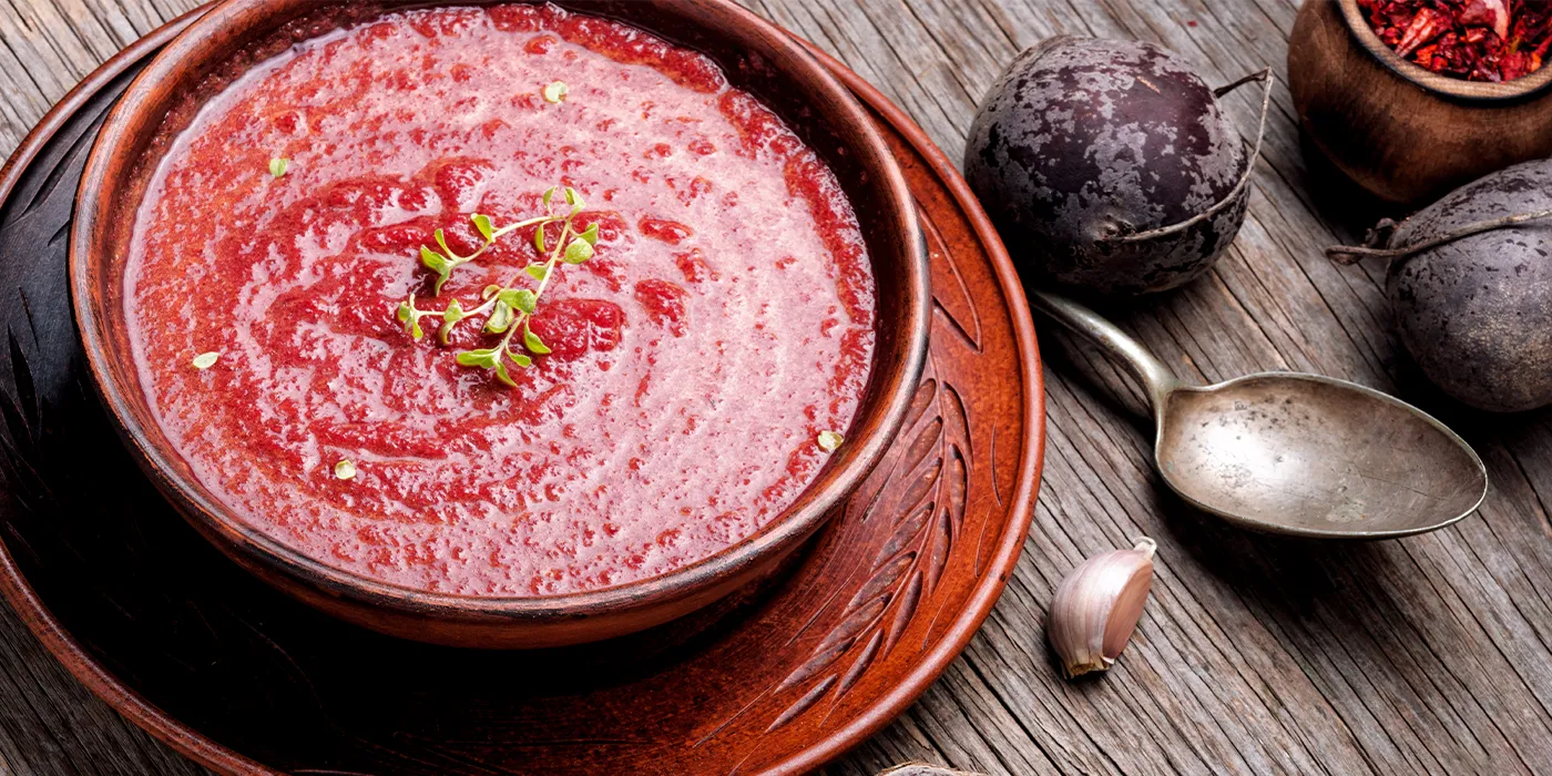 Gemüseeintopf aus Roter Bete serviert in einer Schüssel.