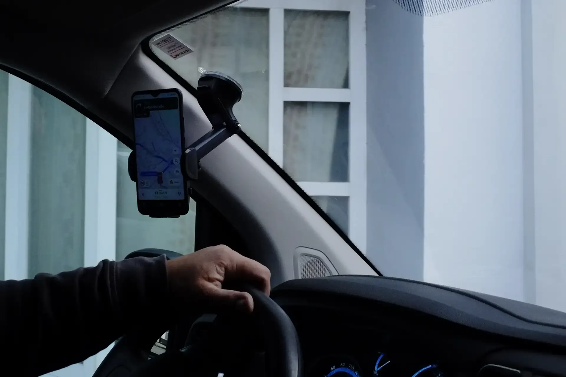 Blick ins Fahrerhaus eines Lieferwagens mit Navigationssystem