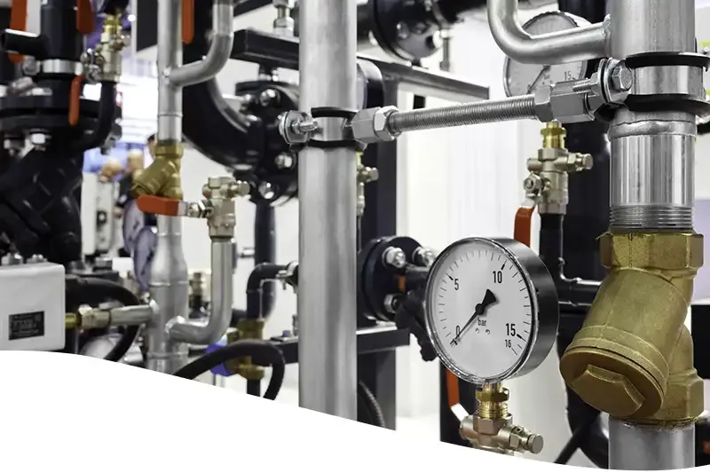 Technikraum mit Rohren, Ventilen und Druckanzeige im Gewächshaus des Schneebergerhofs