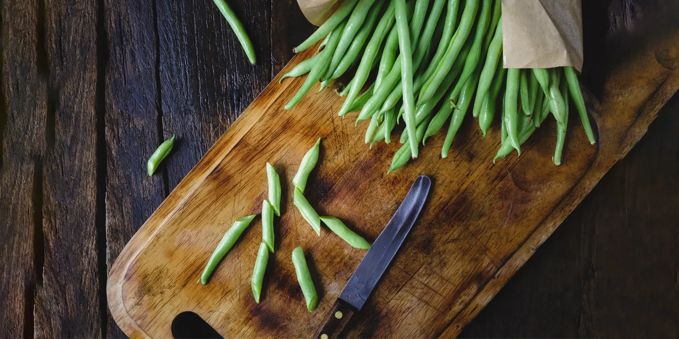 Hausgemachter Kreppel mit sichtbarer Konfitürenfüllung und Zuckerkruste