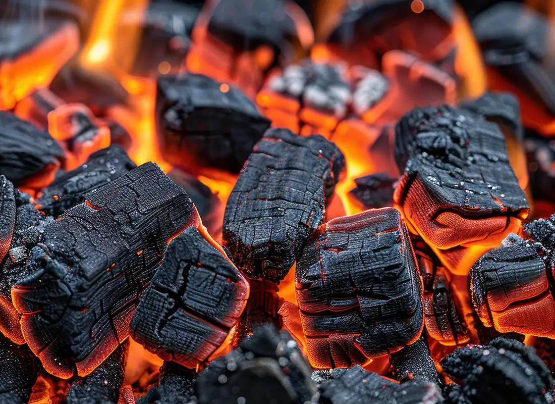 Glühende Grillkohle mit intensiven orangenen Flammen