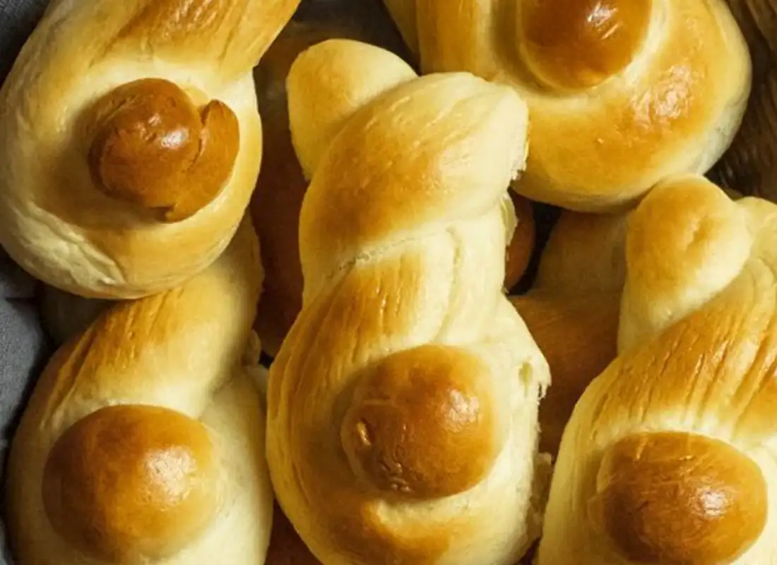 Ungebackene Hefehäschen aus frischem Hefeteig auf einem Backblech